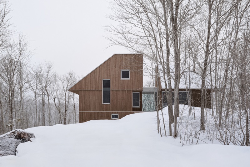 Julia-Manaças-Architecte-House-MN: casa de madera en el bosque nevado