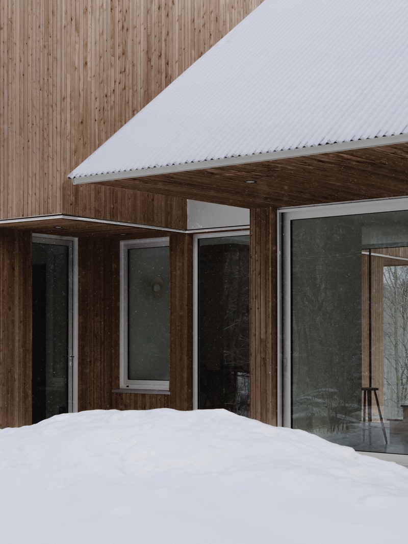 Julia-Manaças-Architecte-House-MN: casa de madera en el bosque nevado con cubierta a dos aguas