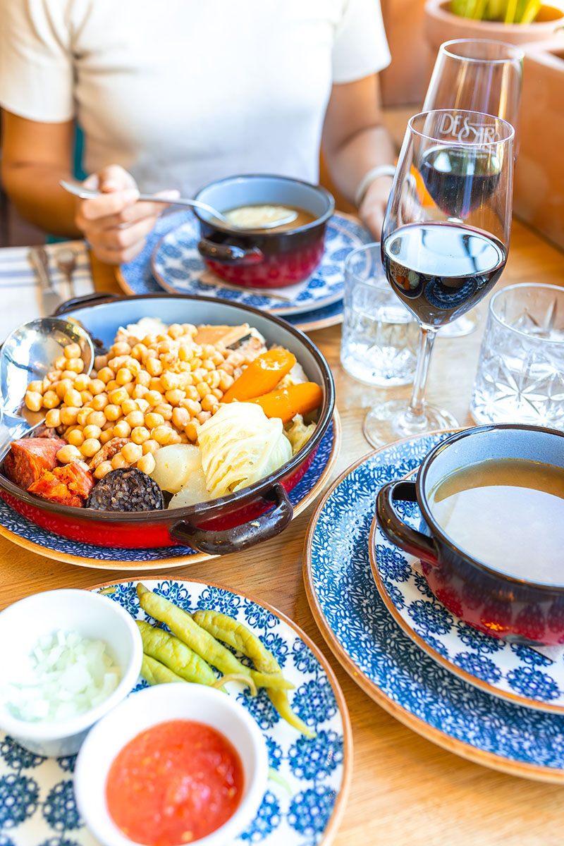 Algunos de los mejores cocidos madrileños económicos y buenos: una mesa con el cocido completo