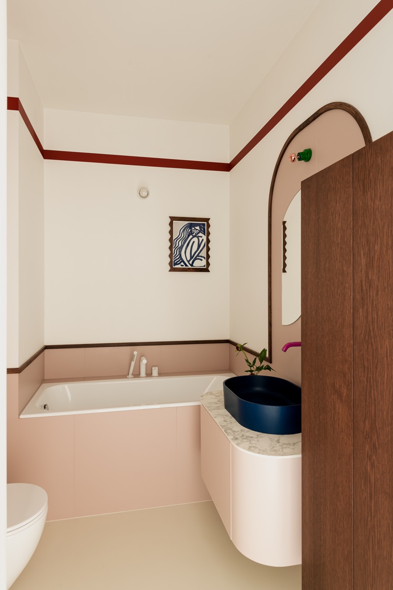 Mistovia-Żoliborz: baño rosa y lavabo ondulado añil