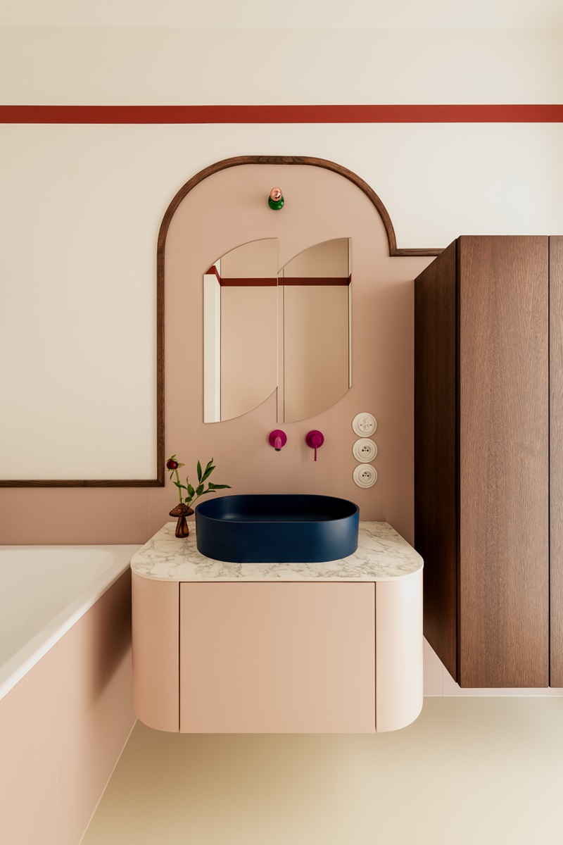 Mistovia-Żoliborz: baño rosa y lavabo ondulado añil