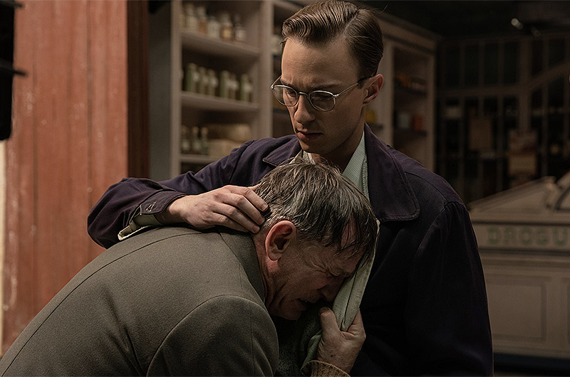 Fotograma de la película Queer, se ve a un hombre consolando a otro que llora