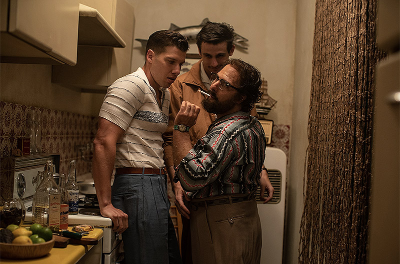 Fotograma de la película Queer, se ve a tres hombres fumando