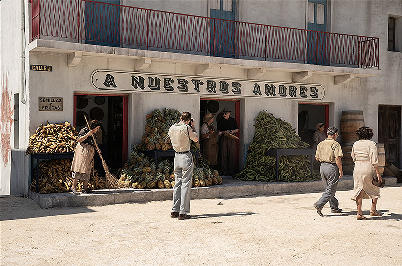 Fotograma de la película Queer, se ve una calle de Nuevo Mexico años 50