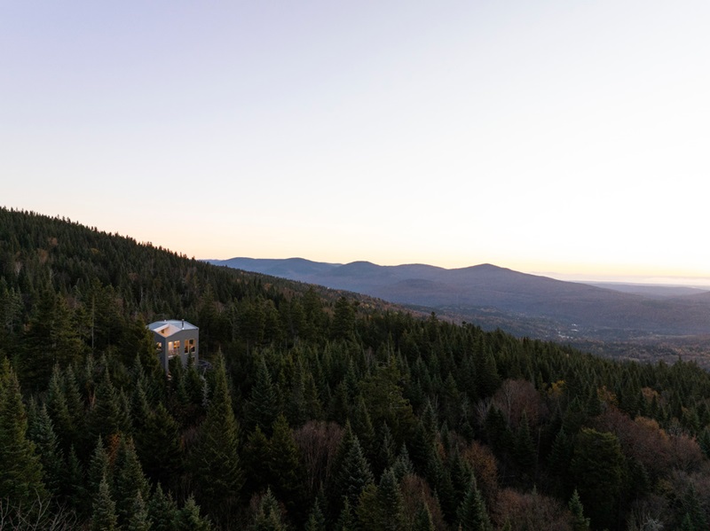 Quinzhee-Architecture-Blok: casa en mitad del bosque de abetos