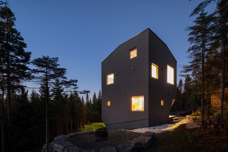 Quinzhee-Architecture-Blok: casa con ventanas de distintos tamaños iluminada