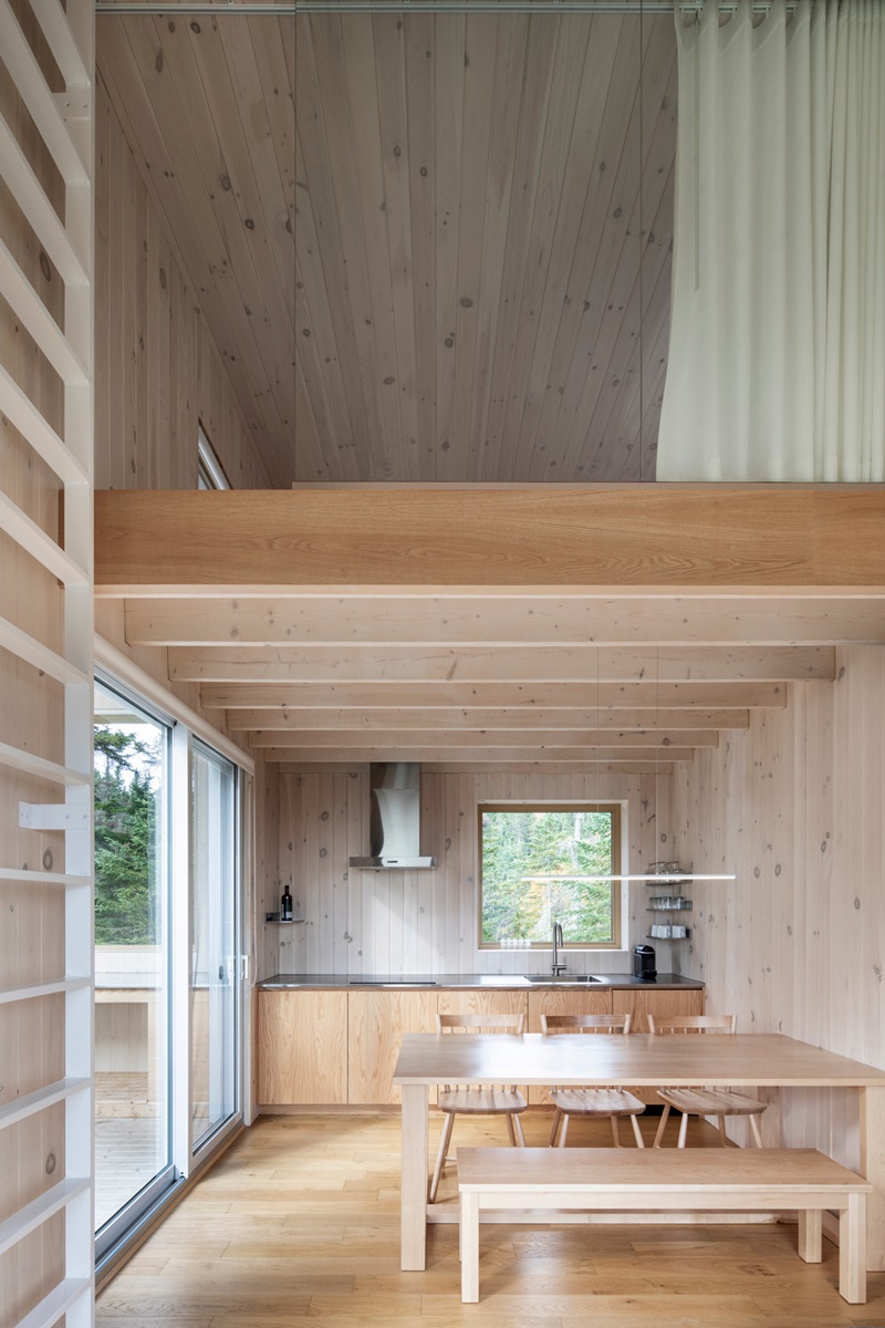 Quinzhee-Architecture-Blok: cocina con buhardilla revestida de madera