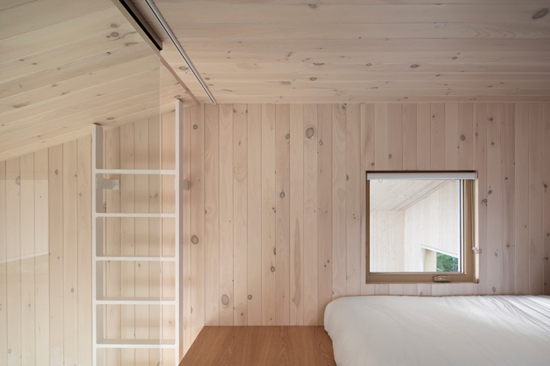 Quinzhee-Architecture-Blok: buhardilla revestida de madera con ventana