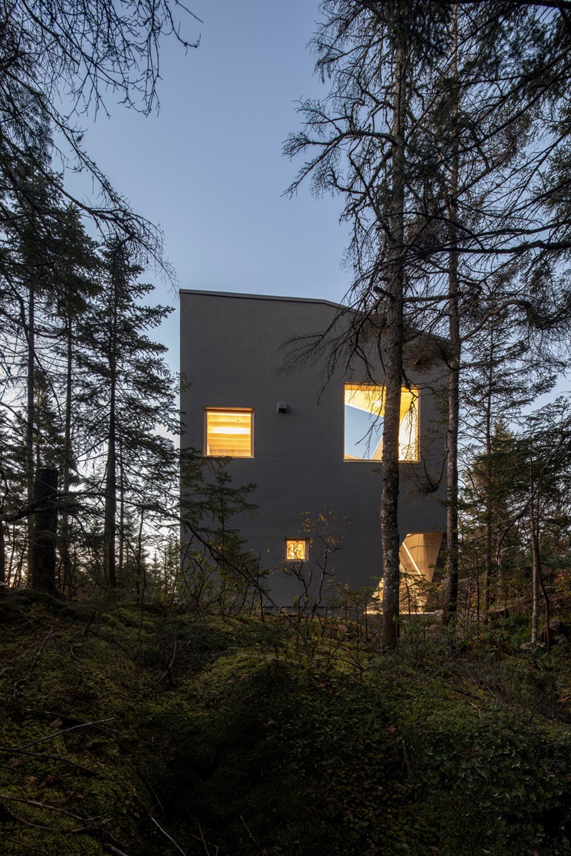 Quinzhee-Architecture-Blok: casa con ventanas de distintos tamaños iluminada