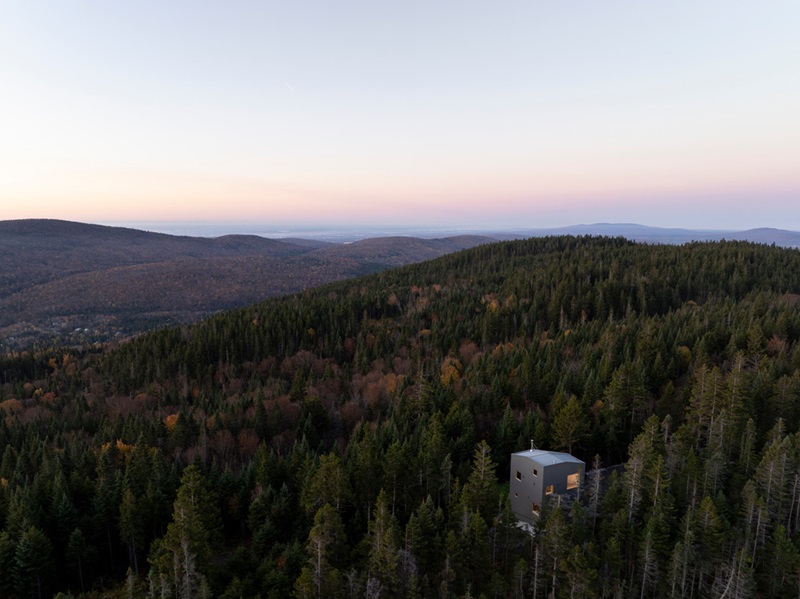 Quinzhee-Architecture-Blok: casa en mitad del bosque de abetos