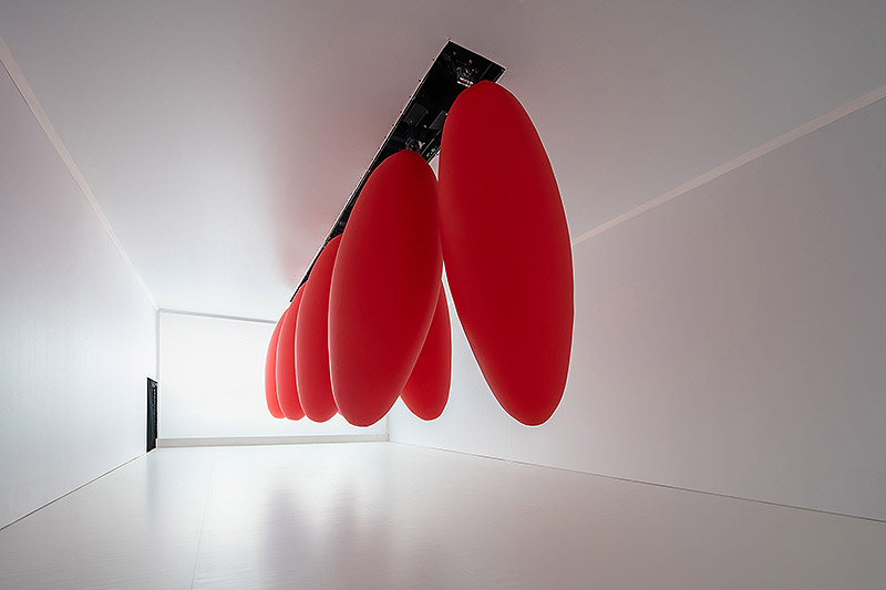 OVOIDS, es una instalación artística que consiste en 8 ovoides rojos colgados del techo de una galería de arte, que oscilan rítmica y pendularmente