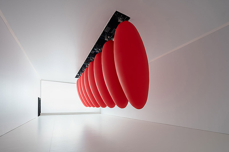 OVOIDS, es una instalación artística que consiste en 8 ovoides rojos colgados del techo de una galería de arte, que oscilan rítmica y pendularmente