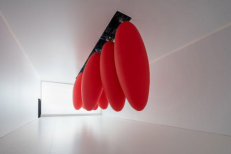 OVOIDS, es una instalación artística que consiste en 8 ovoides rojos colgados del techo de una galería de arte, que oscilan rítmica y pendularmente