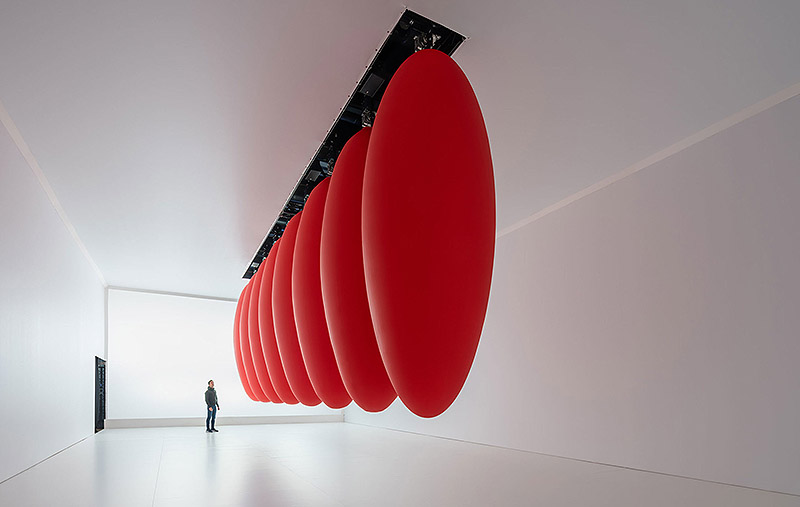 OVOIDS, es una instalación artística que consiste en 8 ovoides rojos colgados del techo de una galería de arte, que oscilan rítmica y pendularmente