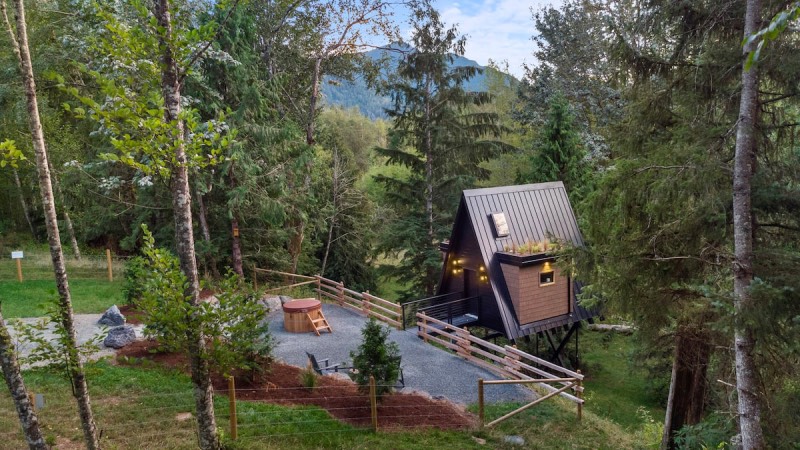 Airbnb: una casa entre los árboles en mitad un bosque.