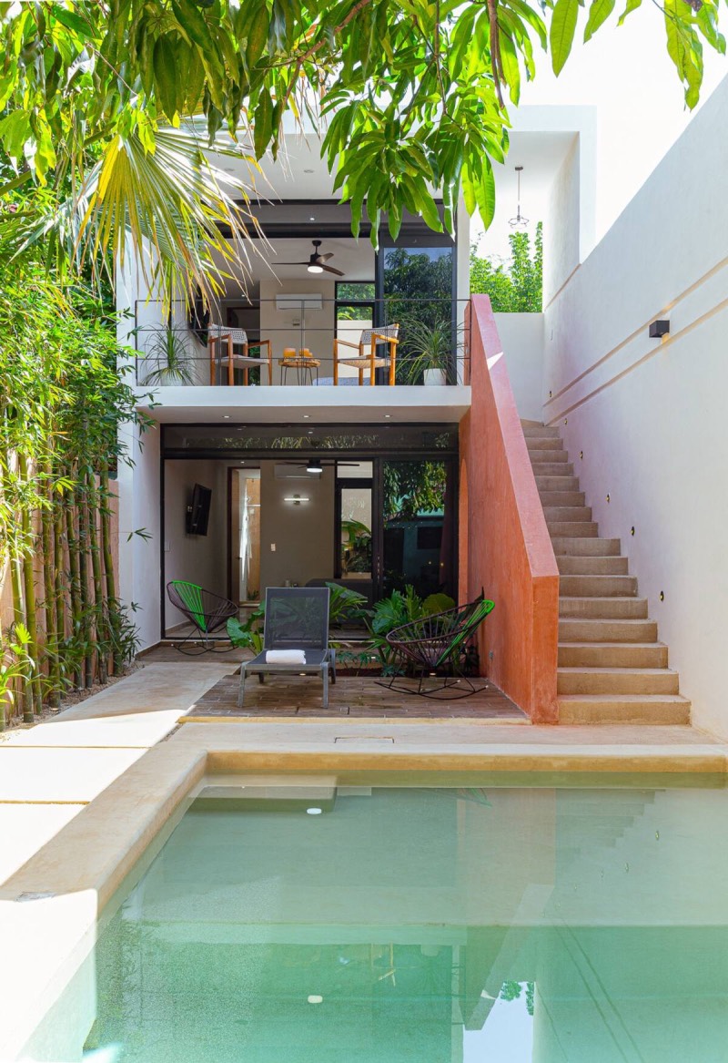 Airbnb: una casa moderna de dos plantas con piscina en el patio interior.