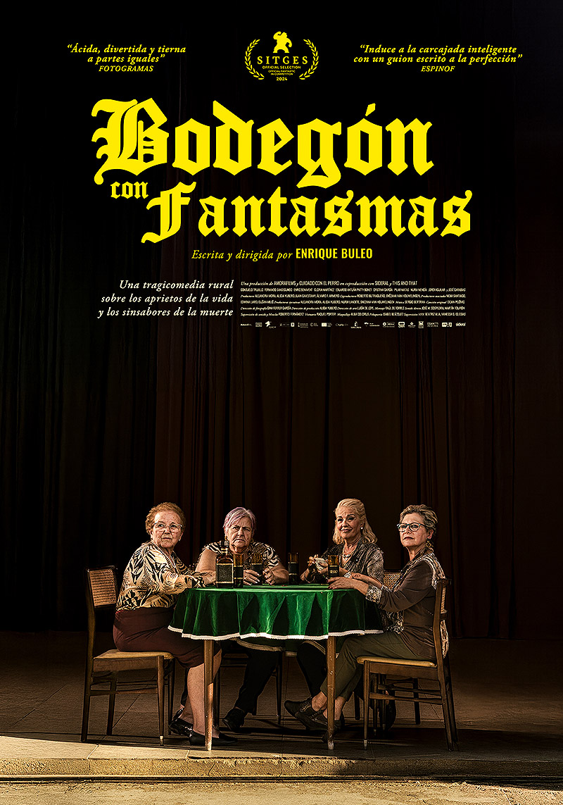 Bodegón con fantasmas. cartel de la película, en una foto se ve a 4 mujeres jugando a las cartas