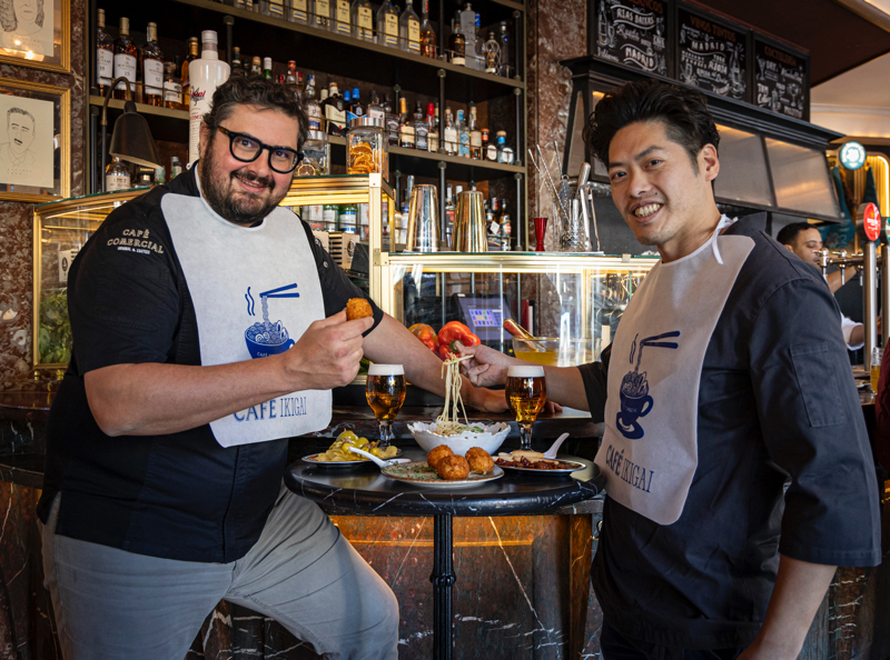 Carlos Moreno, chef de Café Comercial, con Yong Wu Nagahira, chef de Ikigai Velázquez, en la barra de Café Comercial