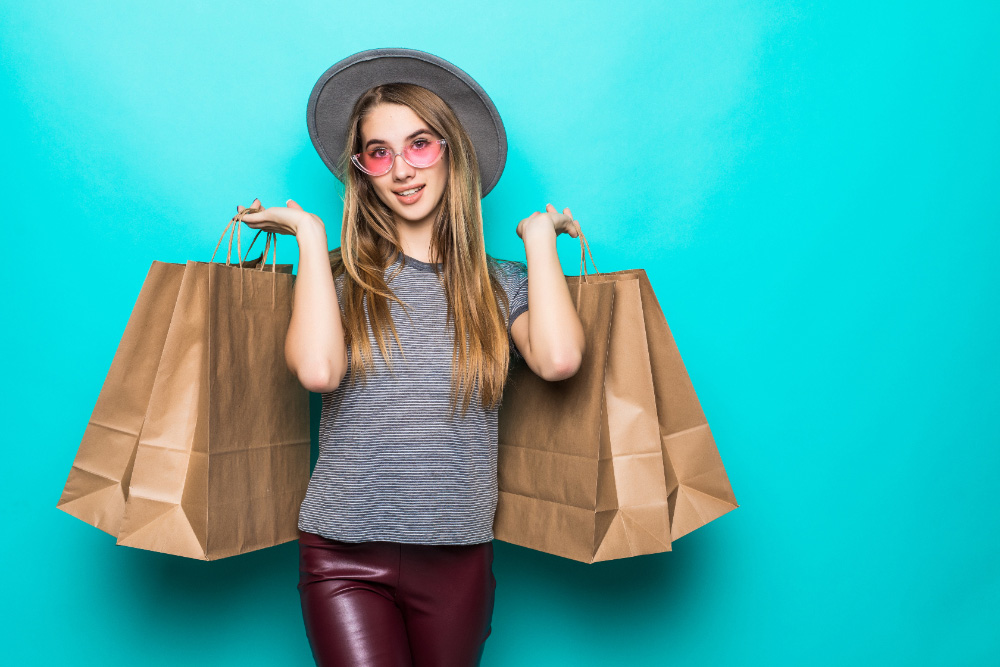 chica de compras en rebajas