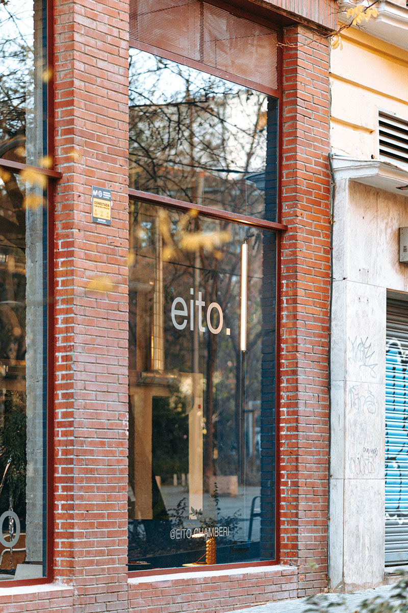 Eito coworking y cafetería: la fachada con ladrillo visto