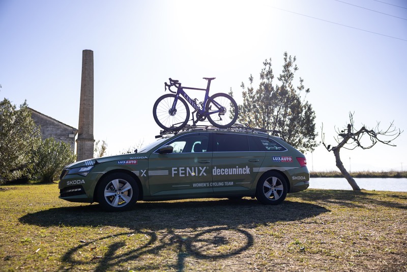 equipo femenino de ciclismo: coche del equipo femenino de ciclismo Fenix-Deceunick con una bicicleta encima en la Albufera de Valencia.