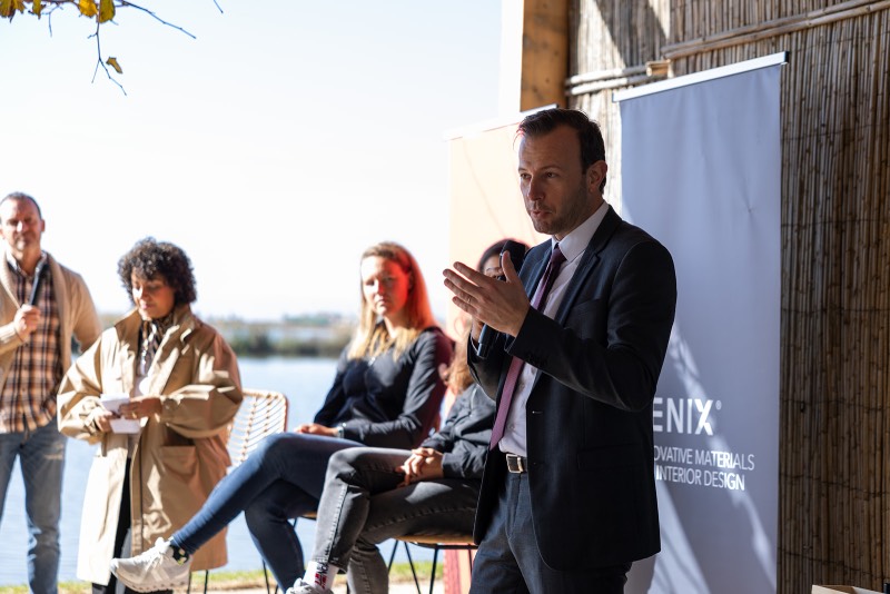 equipo femenino de ciclismo: la Directora de Marketing de Fenix, Gema Bonilla, las integrantes Christina Schweinberger y Evy Kuijpers del equipo femenino de ciclismo, y el Director General para el sur de Europa de Fenix, Gaetan Giroud.