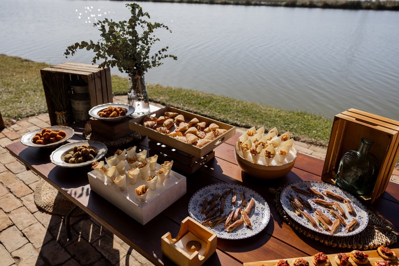 equipo femenino de ciclismo: catering de Fenix y Fornica para la presentación del equipo femenino de ciclismo en la Albufera de Valencia.