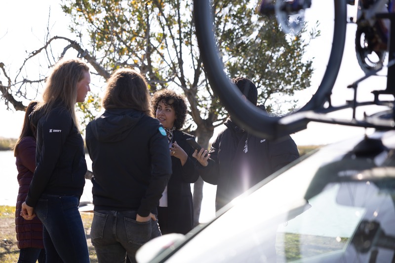 equipo femenino de ciclismo: la Directora de Marketing de Fenix, Gema Bonilla, y las integrantes Christina Schweinberger y Evy Kuijpers, del equipo femenino de ciclismo, responden preguntas de los periodistas durante el evento.