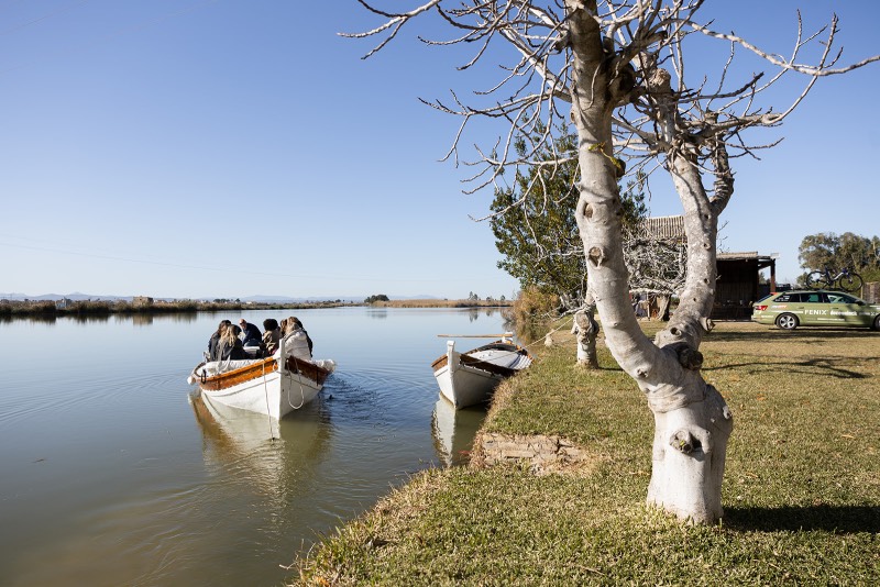 equipo femenino de ciclismo: experiencia de paseo en barca por la Albufera de Valencia.