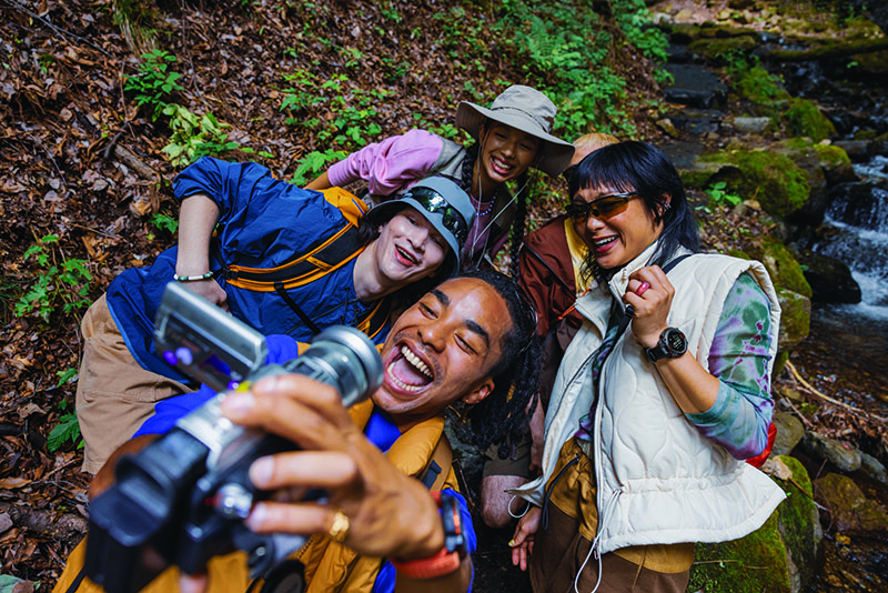 Garmin Instinct smartwatch: grupo de amigos grabando un video en el campo