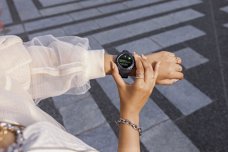 Garmin Instinct smartwatch: una joven interactuando con su reloj de color negro