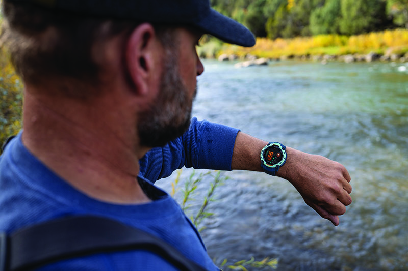 Garmin Instinct smartwatch: un pescador mirando la hora