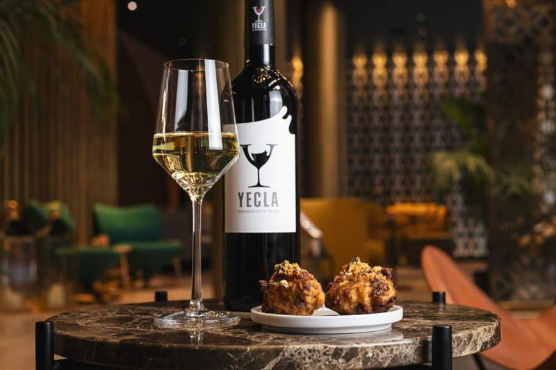 Hotel Wine Fest 2025: Buñuelo cremoso de bacalao y butifarra negra con migas de ibéricos, de Kimpton Vividora Barcelona