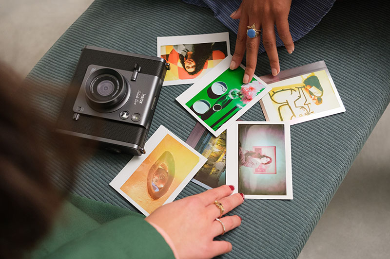 Instax Wide Evo, la más profesional de Instax Fujifilm: una mesa con muchas copias en papel