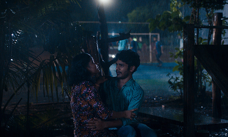 Fotograma de la película La luz que imaginamos, una pareja de indús en el parque