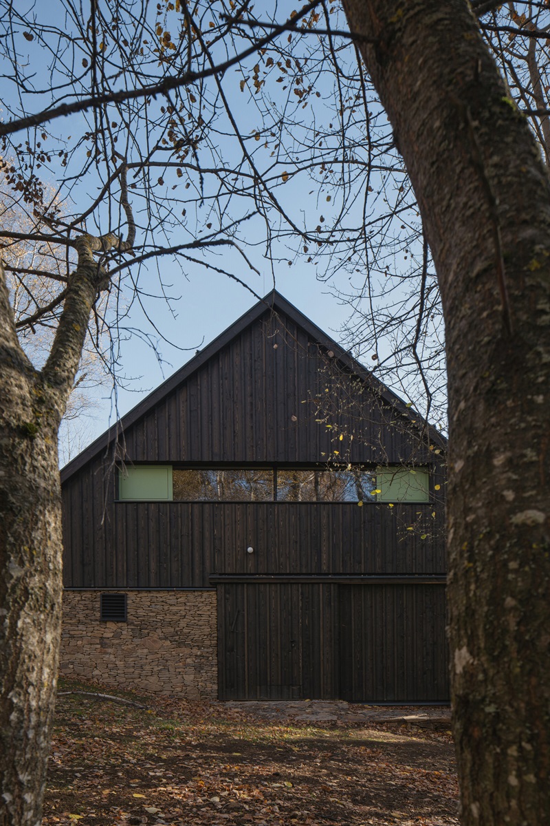 marketa-cajthamlova-cottage-in-sumava: casa de madera en la naturaleza con tejado inclinado