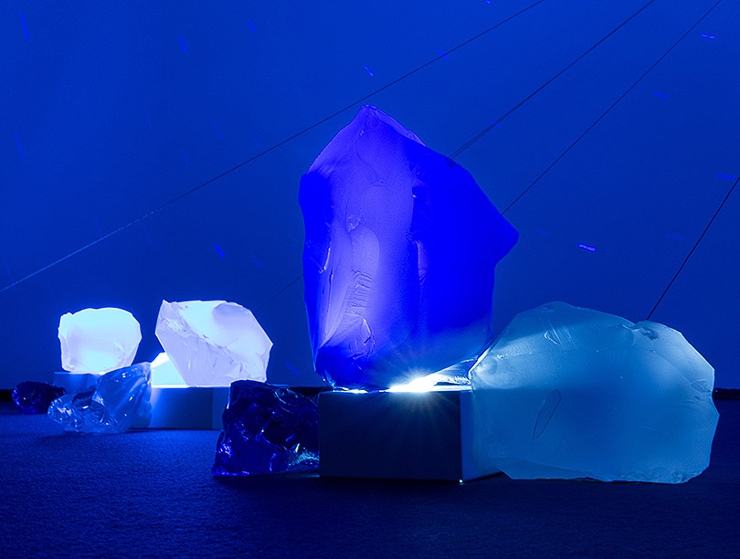 Vista de una parte de la exposición con piedras de cobalto