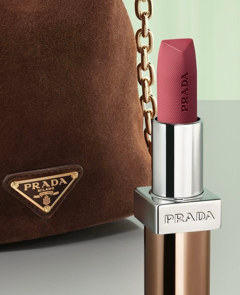 pintalabios color pantone prada beauty