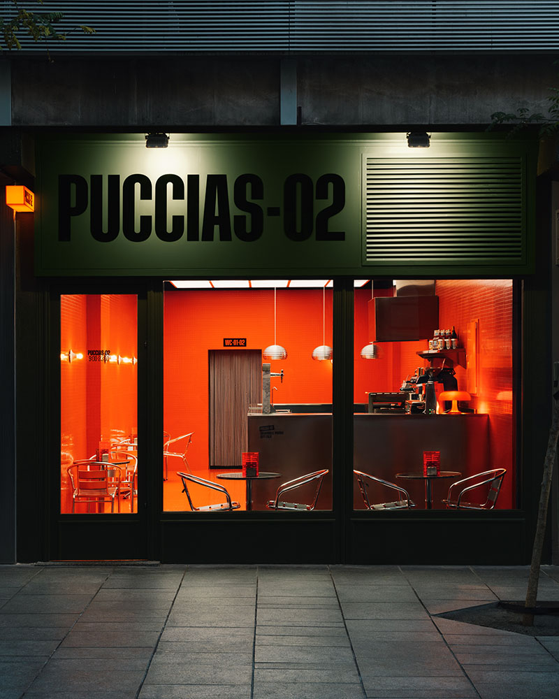 Puccias 02, Stefano Colli y Carles Novell: : fachada del local iluminada por la noche