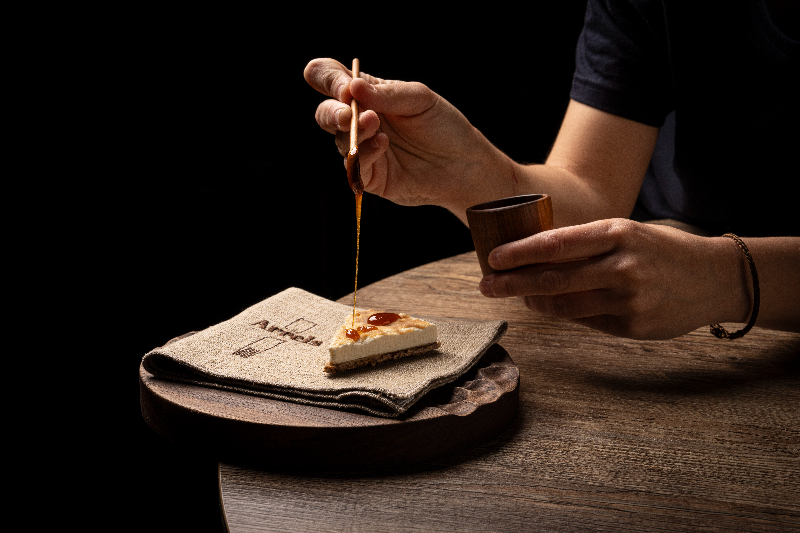 Restaurante Arrels Valencia: cremoso de queso de cati, crujiente de nueces pecanas, corteza enmohecida de manteca y melaza de manzana tatin