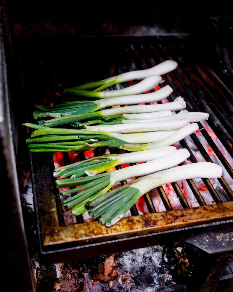 Restaurante Candeli: calçots del menú del local en la brasa