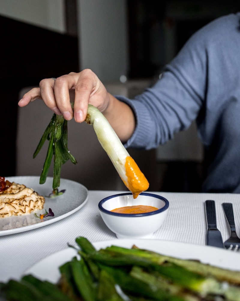 Restaurante Candeli: calçots del menú del local mojados en salsa romesco