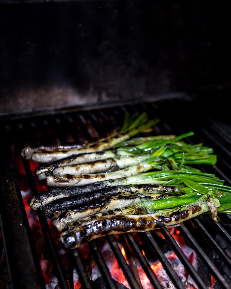 Restaurante Candeli: calçots del menú del local en la brasa