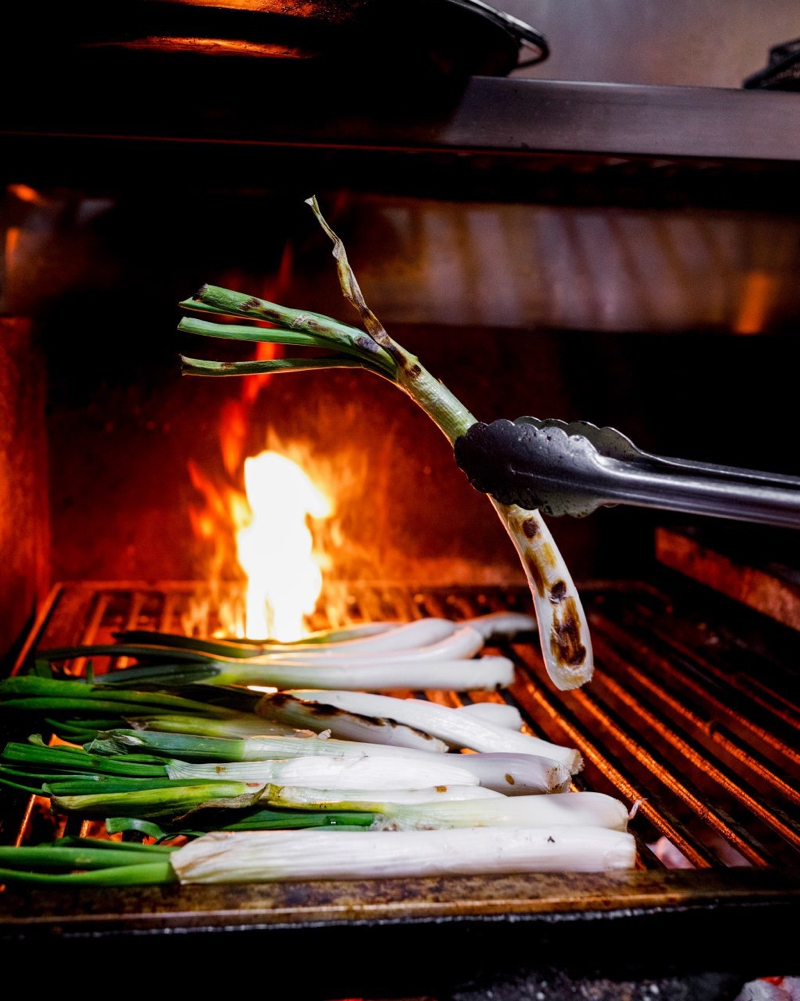 Restaurante Candeli: calçots del menú del local en la brasa