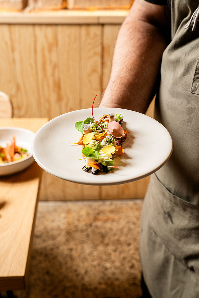 Restaurante Guiri Barcelona: Zanahorias, combinadas con queso reixagó, caldo de cebolla escalibada y trufa de otoño