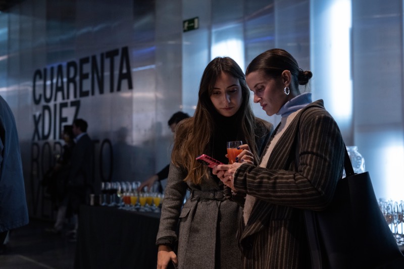 Roberto Verino y su metaverso 4OX10: Dos chicas viendo la exposición digital durante la inauguración del metaverso de la marca