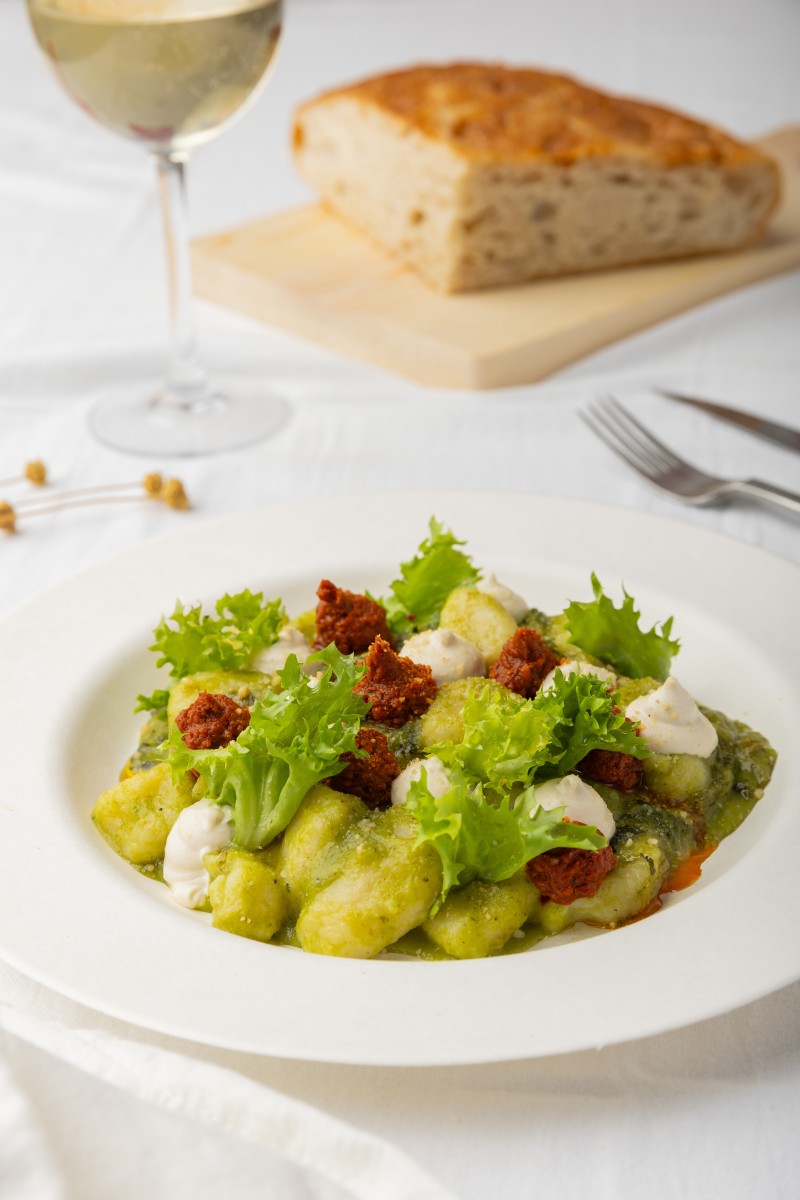 26kg pasta artesanal vegana: Uno de los platos de gnocchi que se preparan en 26kg.