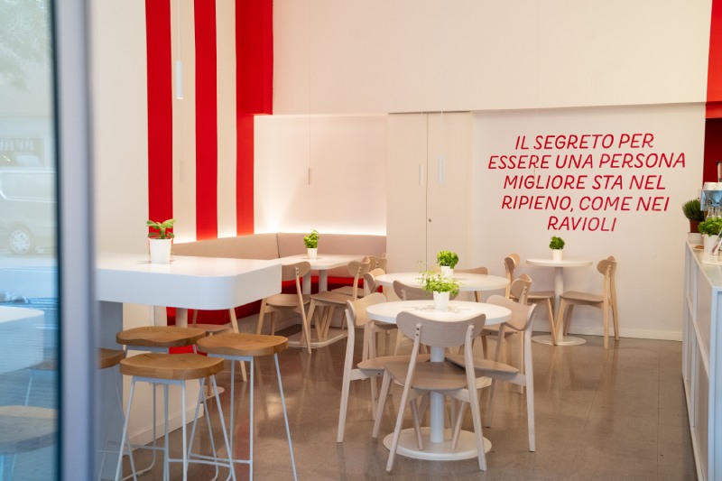 26kg pasta artesanal vegana: El pequeño restaurante es minimalista y su salón es pequeño por su concepto para llevar.