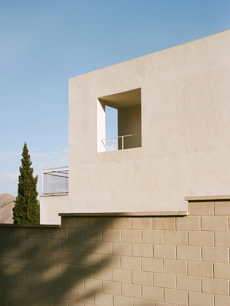 Abez-Casa-sobre-casa: fachada blanca con ventanal y terraza