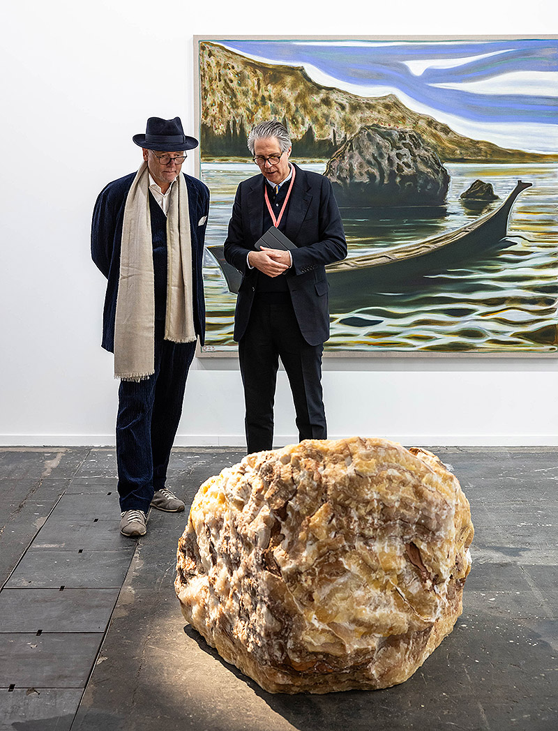 Arco 2025 - imagen de feria de arte con gente mirando cuadros